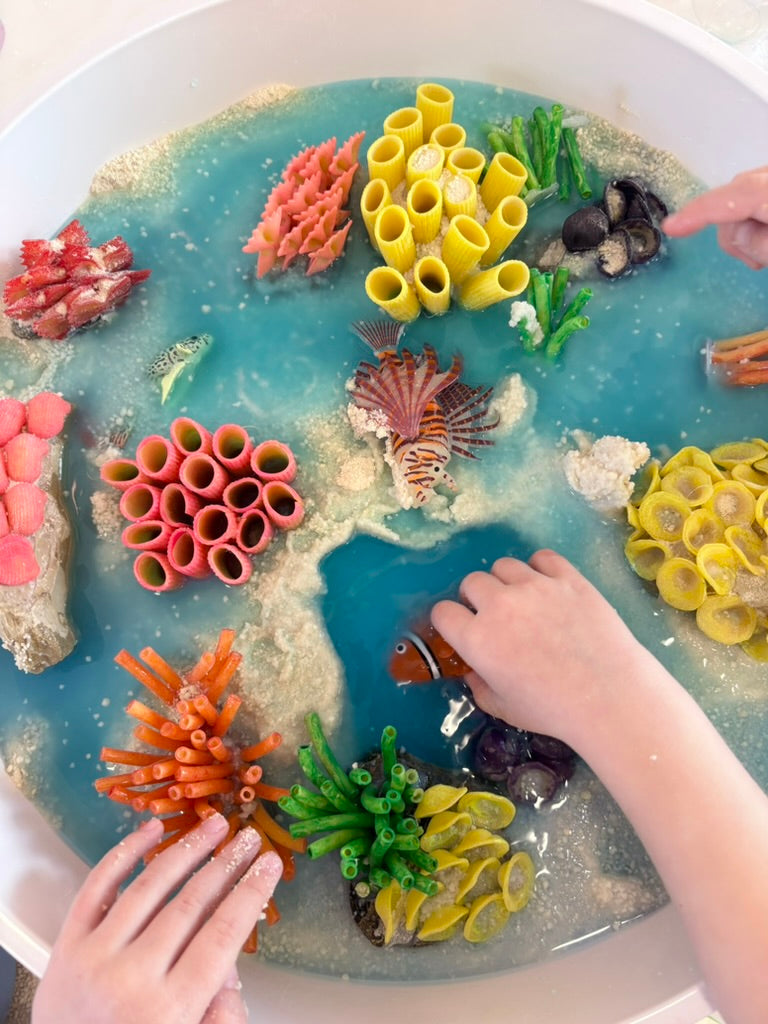 Sensory Play – Meeres-Sensorik-Tablett / ocean sensory tray | Yay Kids