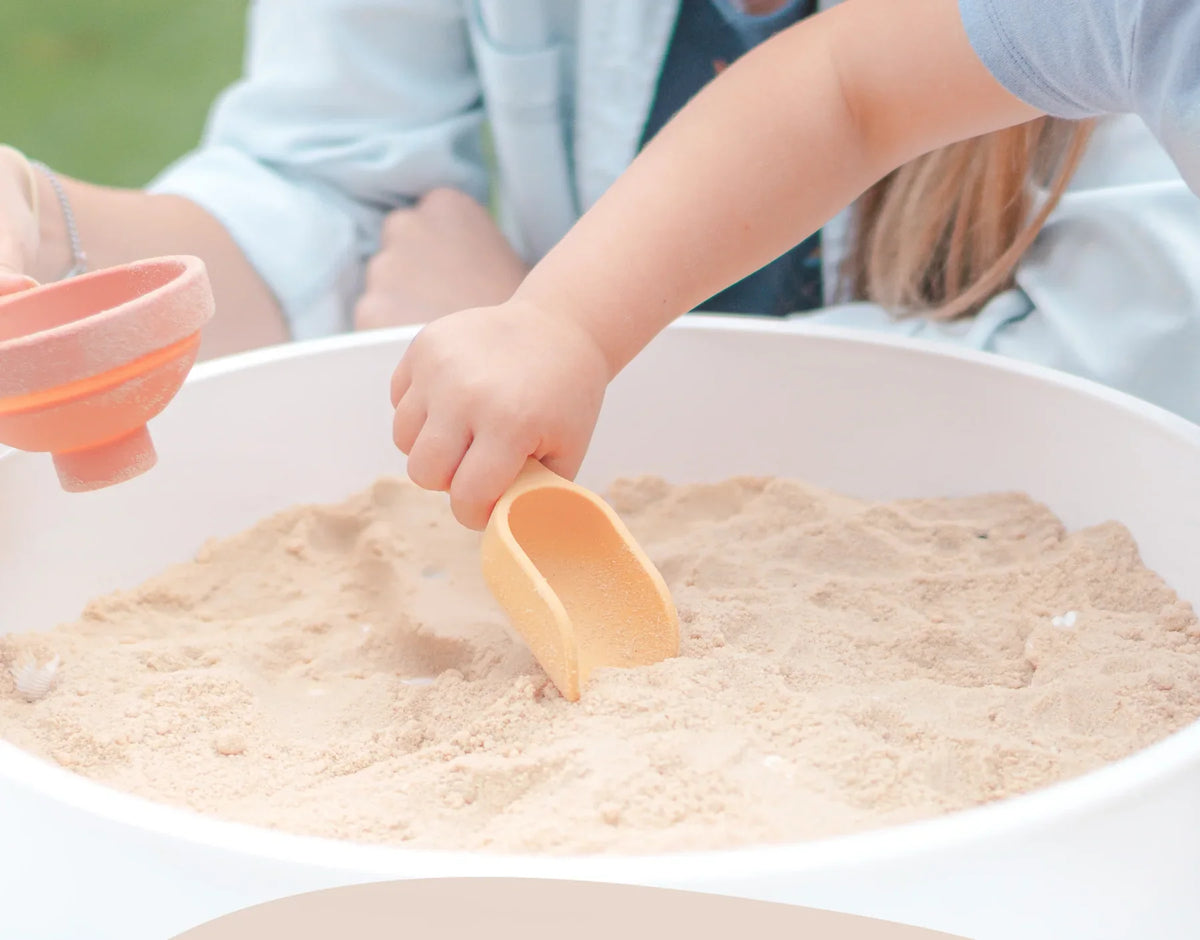 Kinder spielen mit dem Sensory Play Tray