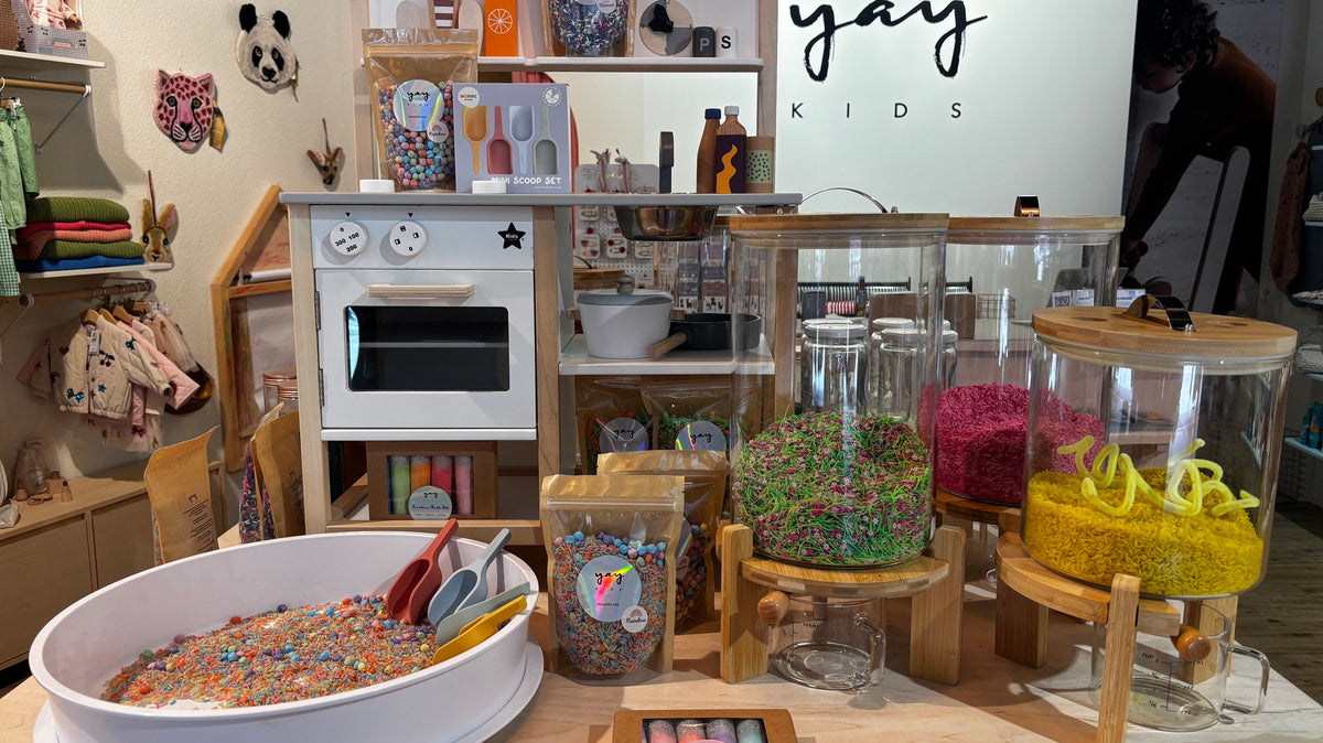Sensory Mixes, Tray mit Schaufeln und Nachfüllspender im Yay Kids Concept Store in Zürich
