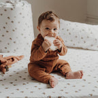 Bonjour Little Kinder Organic Overall in Braun mit schwarzen Punkten bei Yay Kids