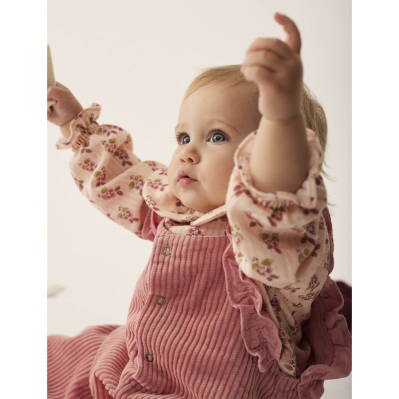 Cozmo Baby Kord Latzhose mit Rüschen Lily Rose Tea bei Yay Kids
