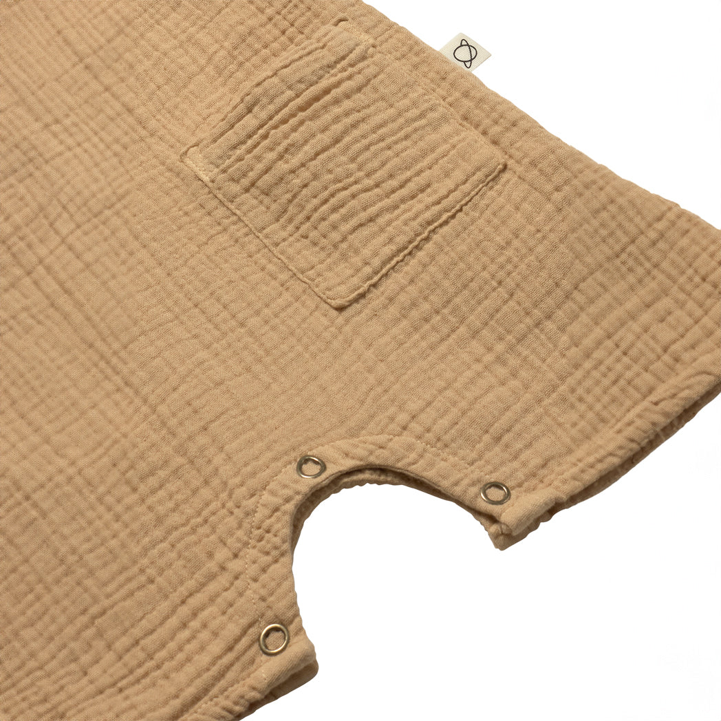 Cozmo Musselin Jumpsuit Pine sand soft bei Yay Kids