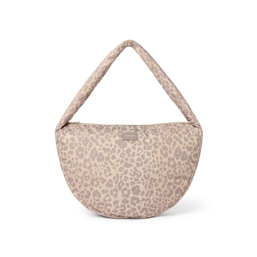 Studio Noos Crossbody Bag Beige Leopard Umhängetasche mit Reissverschluss und verstellbarem Riemen.