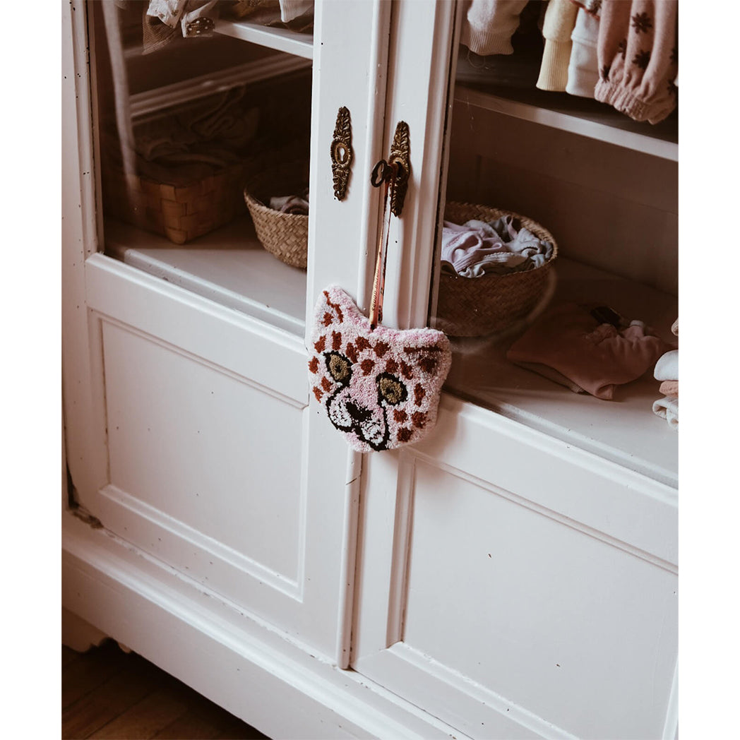 Doing Goods Pinky Leopard Cub Hanger Deko Anhänger bei Yay Kids