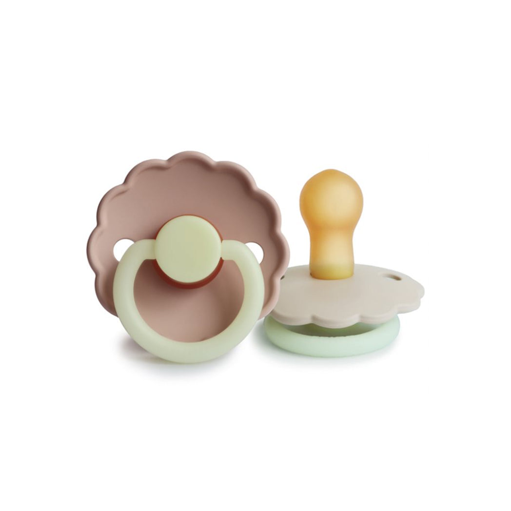 Frigg Latex Schnuller Daisy Blush night/ Cream night 0-6M bei Yay Kids