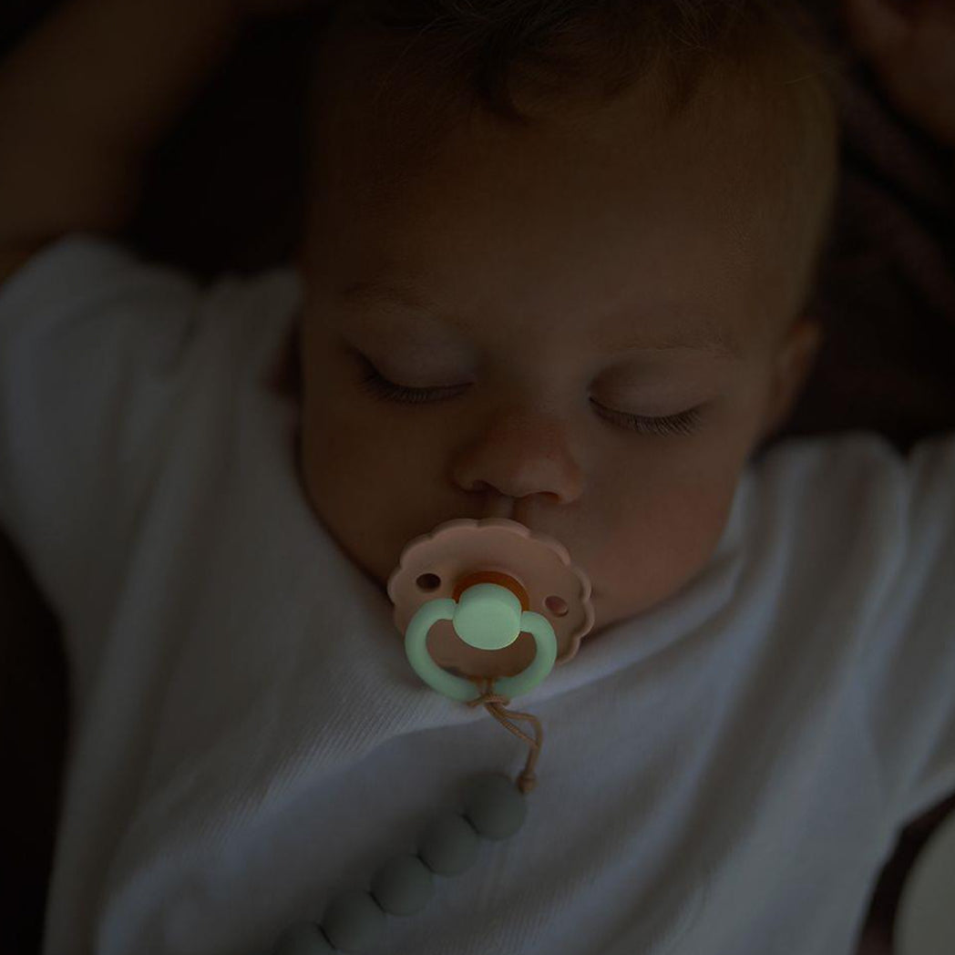 Frigg Nacht Schnuller Silikon Daisy Cream/Croissant Night 0-6M bei Yay Kids