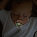 Frigg Baby Schnuller Daisy Blush night/ Cream night 0-6 M bei Yay Kids