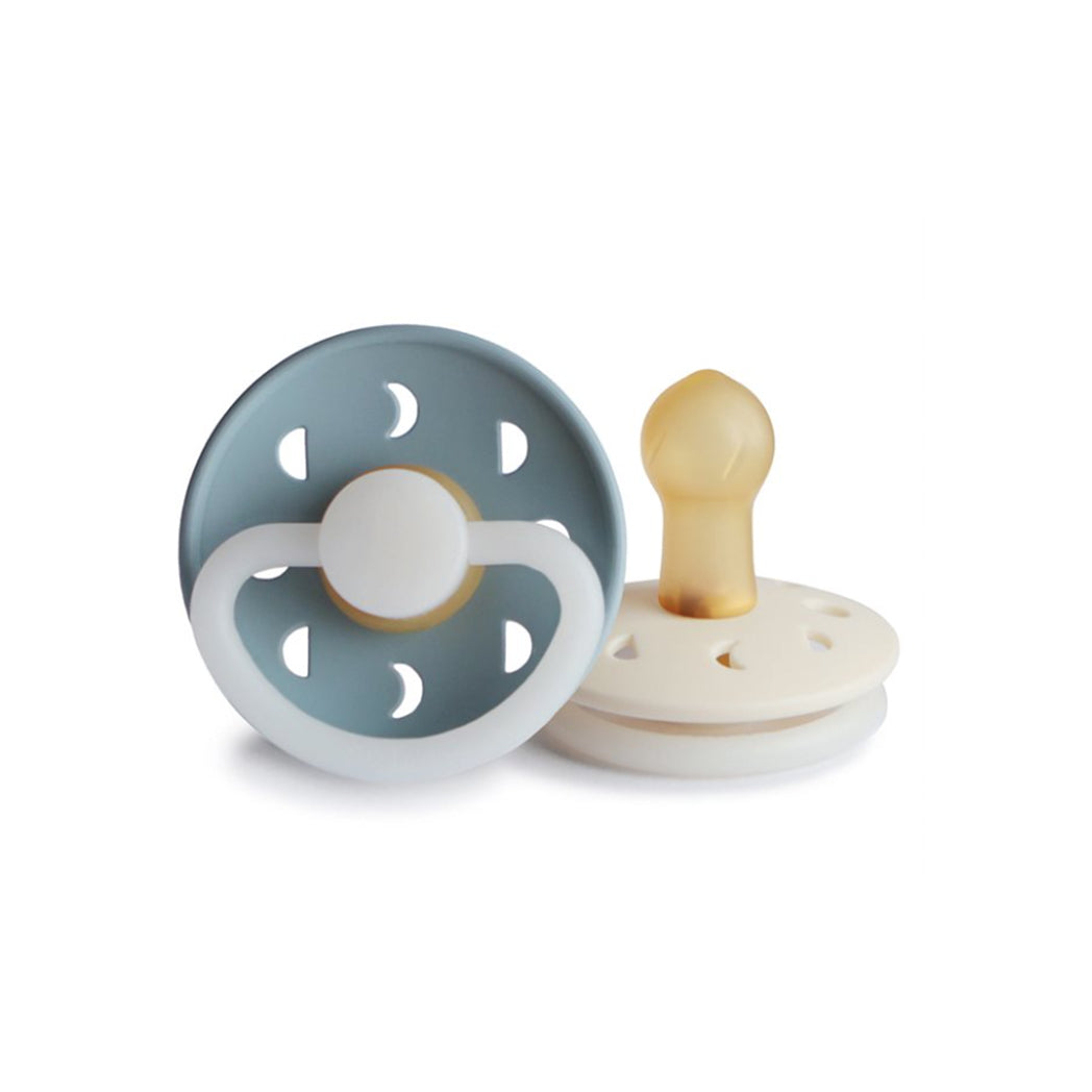 Frigg Schnuller Moon Phase Stone Blue/ Cream Night 0-6M bei Yay Kids