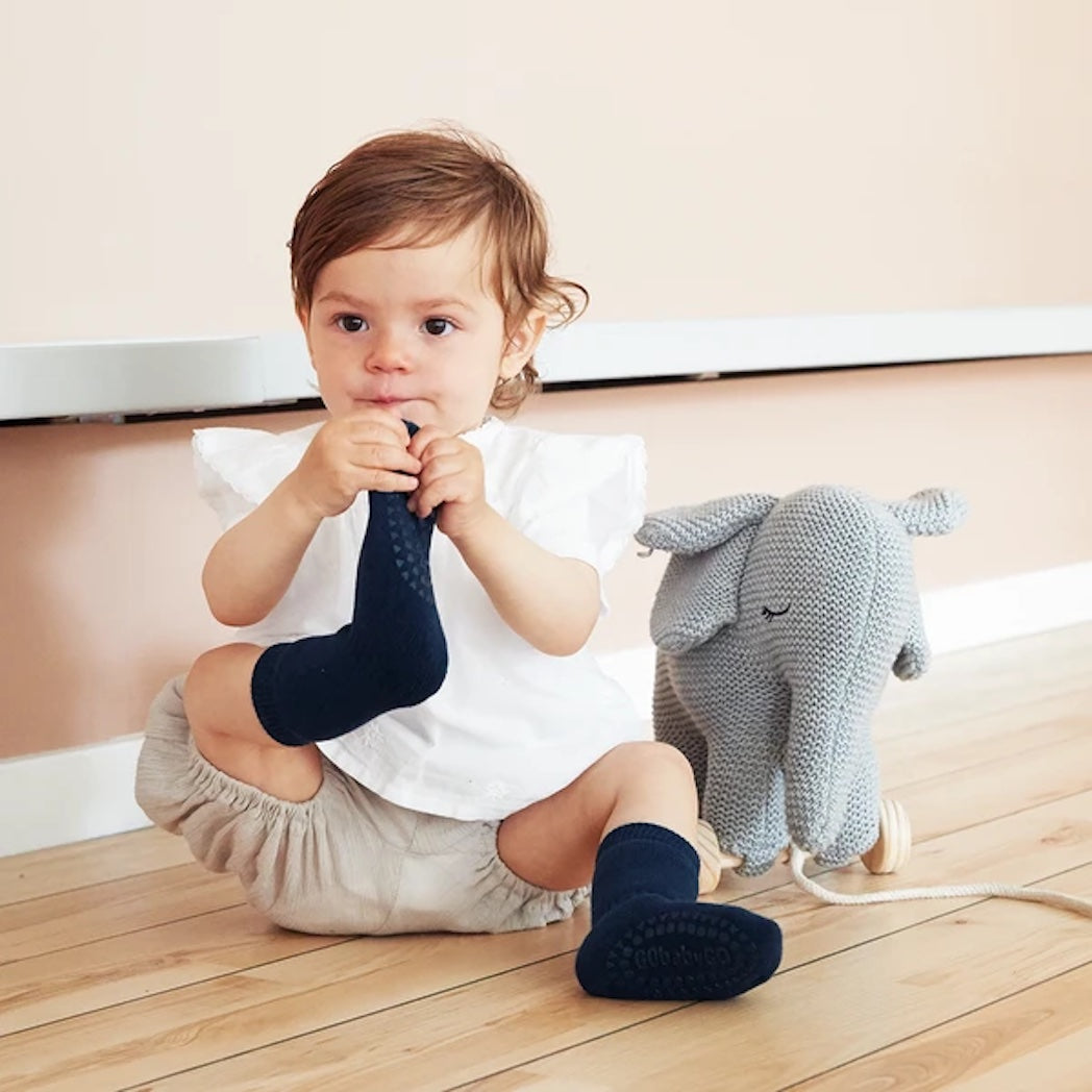GoBabyGo Baby Rutschsocken in Navy Blue bei Yay Kids