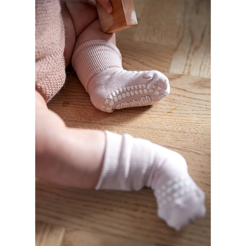 GoBabyGo Baby Bambus Rutschsocken in Soft Pink bei Yay Kids