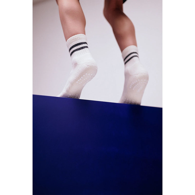 GoBabyGo Baby Sport Rutschsocken in Weiss / Schwarz bei Yay Kids
