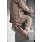 Huttelihut Baby Knit Footies Pompoms Dusty Rose bei Yay Kids