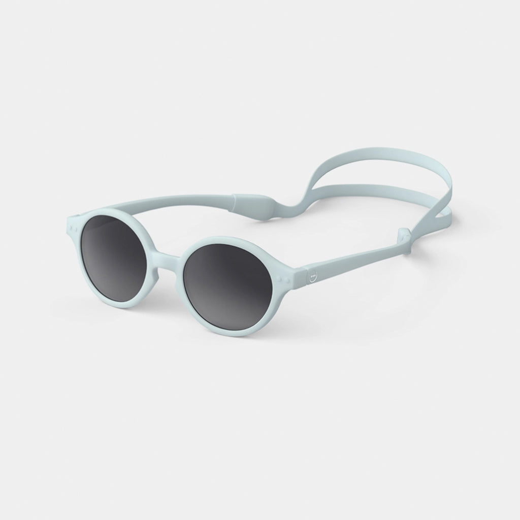 Izipizi Baby Sonnenbrille #D Sweet Blue 0-9 Monate Seite bei Yay Kids