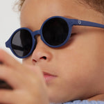 Izipizi Baby Sonnenbrille Denim Blue #D 0-9 Monate bei Yay Kids