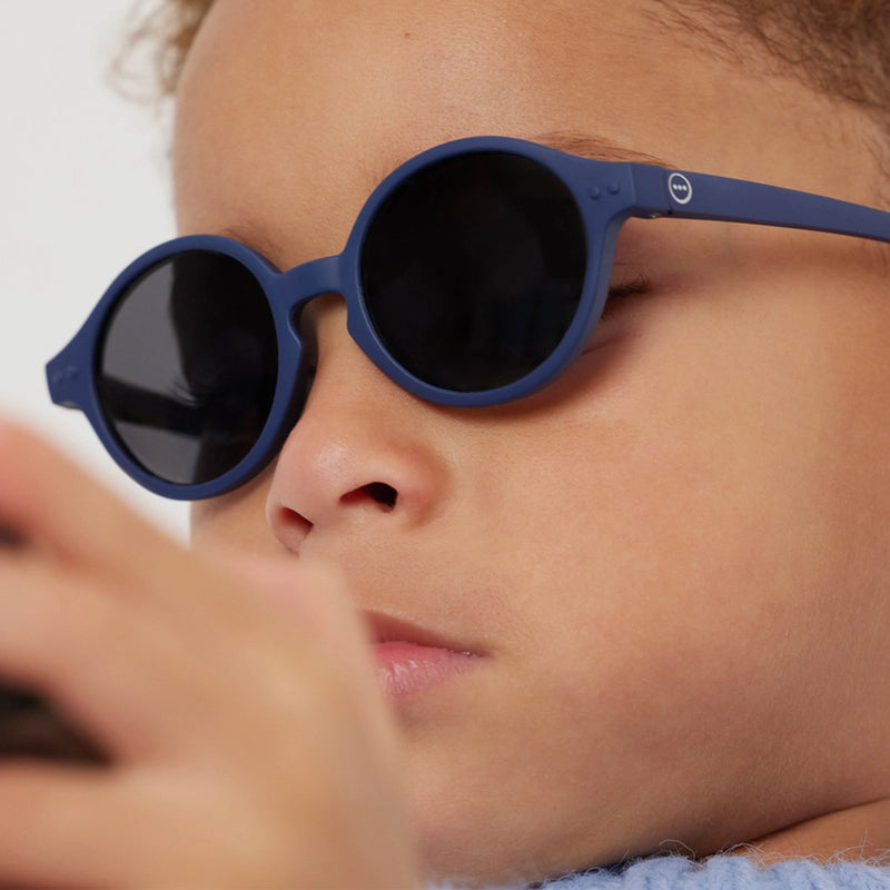 Izipizi Baby Sonnenbrille Denim Blue #D 0-9 Monate bei Yay Kids