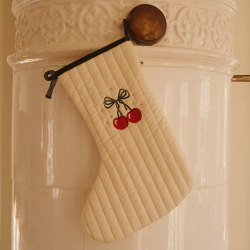 Konges Slojd Weihnachtsstrumpf Christmas Cherry bei Yay Kids