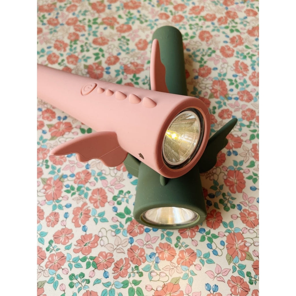 Konges Slojd Taschenlampe Dragon Raspberry bei Yay Kids