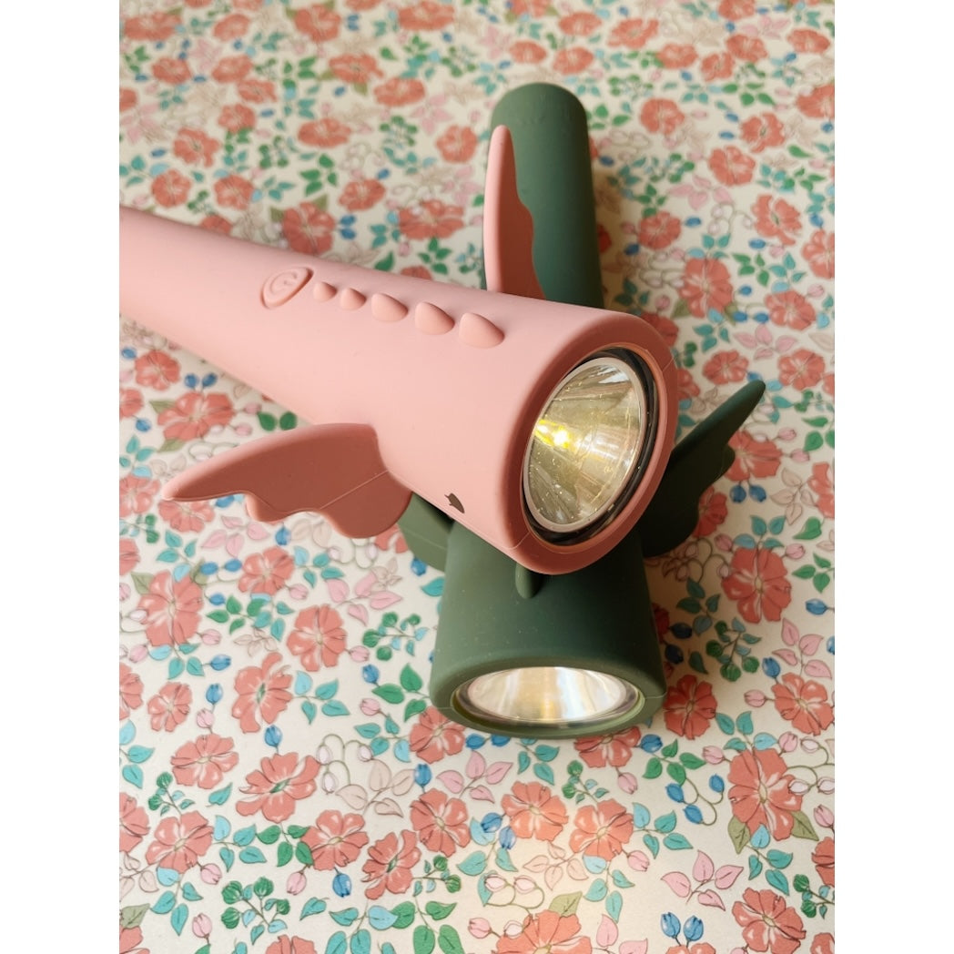 Konges Slojd Taschenlampe Dragon Raspberry bei Yay Kids