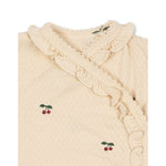 Konges Sløjd Neugeboren Sui Frill Body Cherry GOTS bei Yay Kids