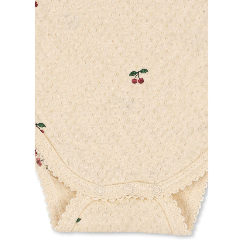 Konges Sløjd Neugeboren Sui Frill Body Cherry GOTS bei Yay Kids