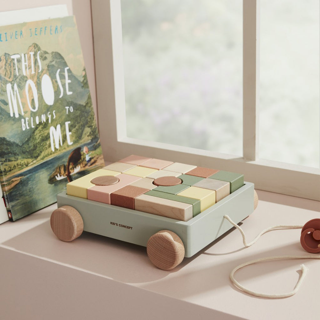 Kid's Concept Wagen mit Holzklötzen Edvin bei Yay Kids