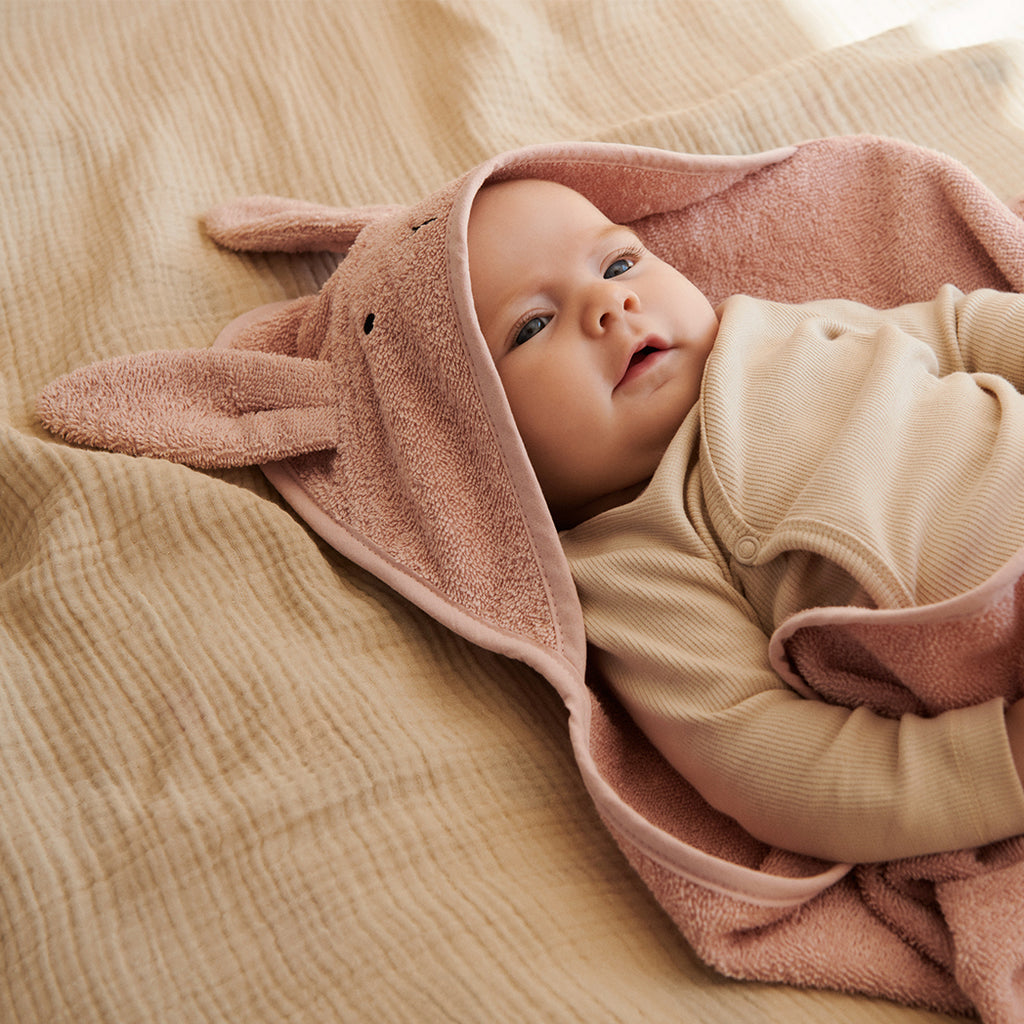 Liewood Baby Badetuch mit Kapuze Albert Rabbit rose bei Yay Kids