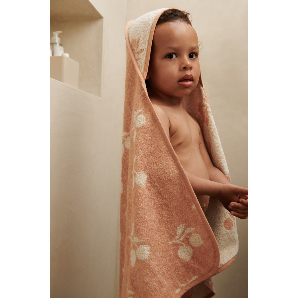Liewood Baby Badetuch mit Kapuze Alba Yarn Dyed Peach / Sea shell bei Yay Kids