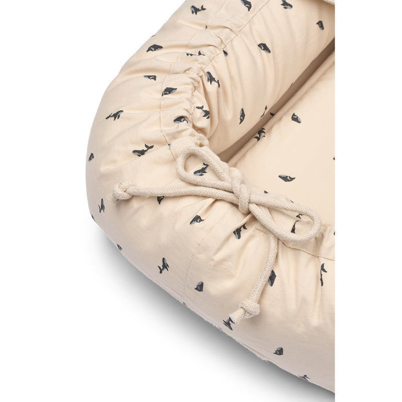 Liewood Babynest Gro Mini whale / Sandy bei Yay Kids