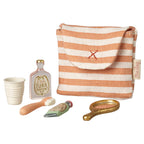 Maileg Kulturbeutel Set mit Zahnbürste, Becher, Spiegel, Creme und Parfüm für Mäuse im Vintage-Stil.