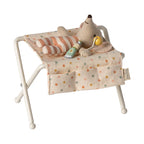 Maileg Wickeltisch aus Metall für Babymäuse mit kleinen Seitentaschen und klappbarer Funktion.