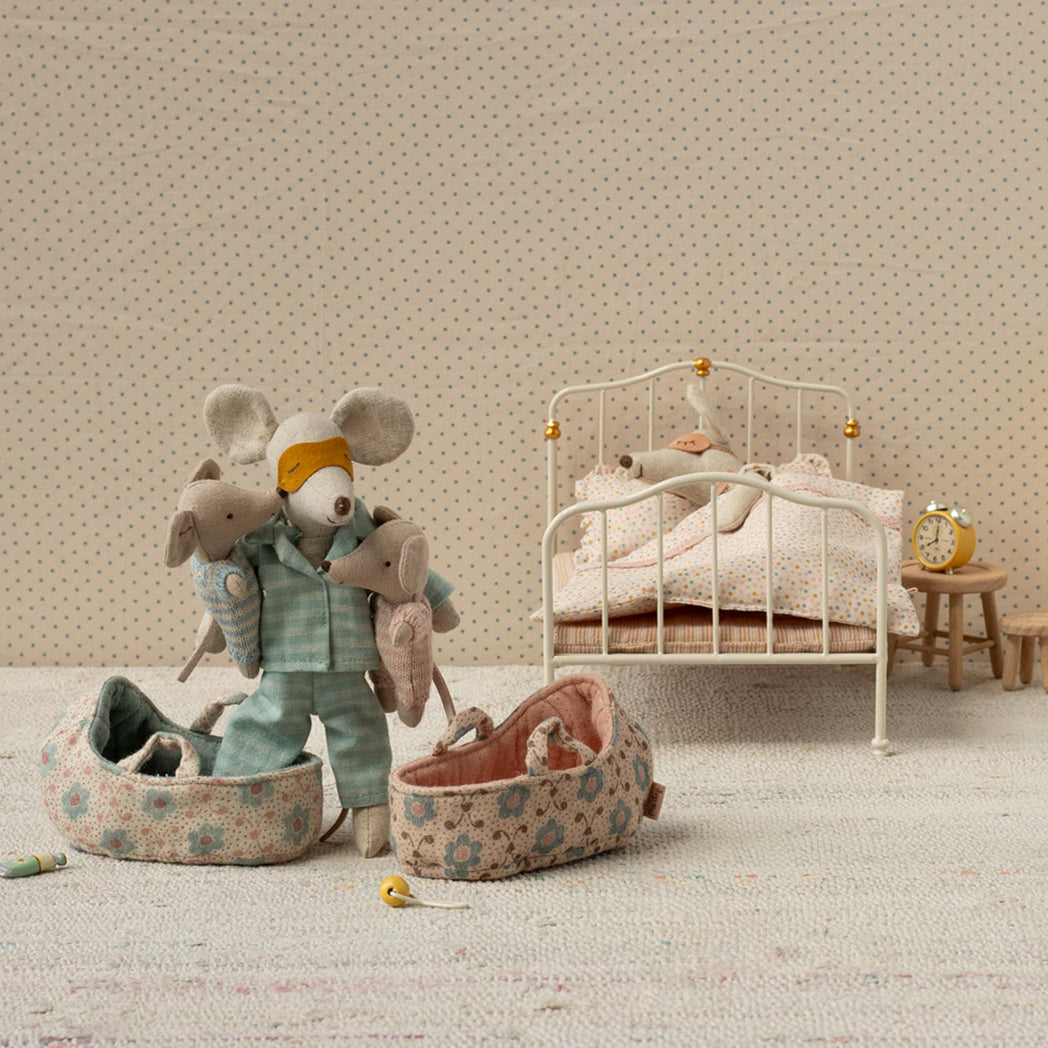Maileg Babymaus in Tragetasche Blau bei Yay Kids