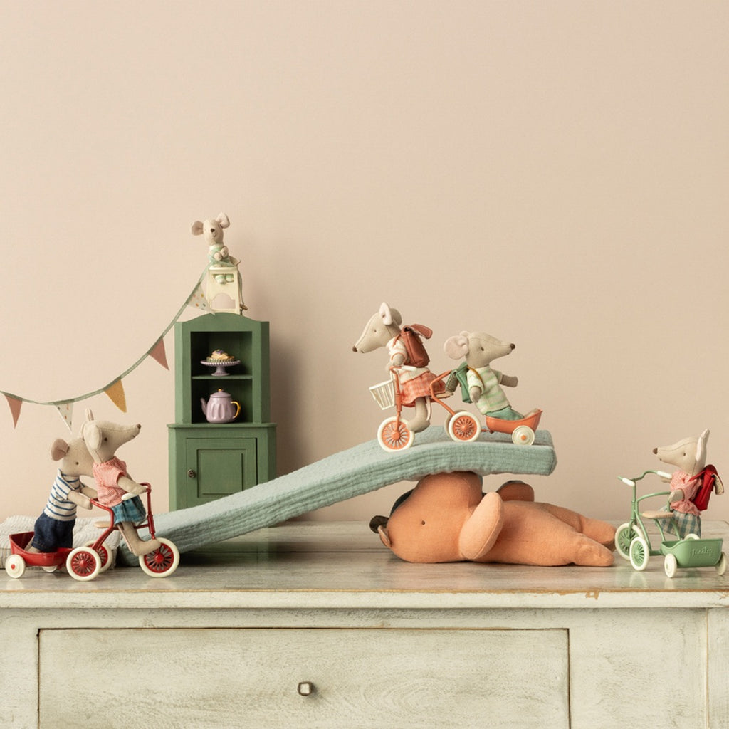 Maileg Dreirad Abri à tricycle Maus Coral bei Yay Kids