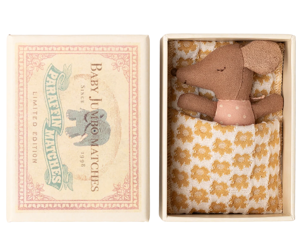 Maileg Schläfrige Babymaus in Matchbox – Rose – Bild 1