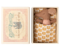 Maileg Schläfrige Babymaus in Matchbox – Rose – Bild 1