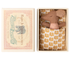 Maileg Schläfrige Babymaus in Matchbox – Rose – Bild 1