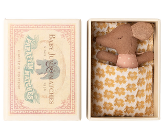 Maileg Schläfrige Babymaus in Matchbox – Rose – Bild 1