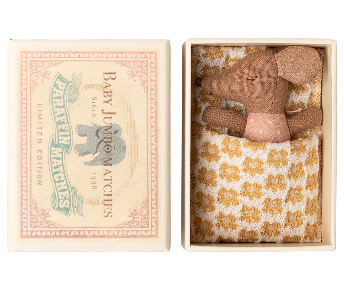 Maileg Schläfrige Babymaus in Matchbox – Rose – Bild 1