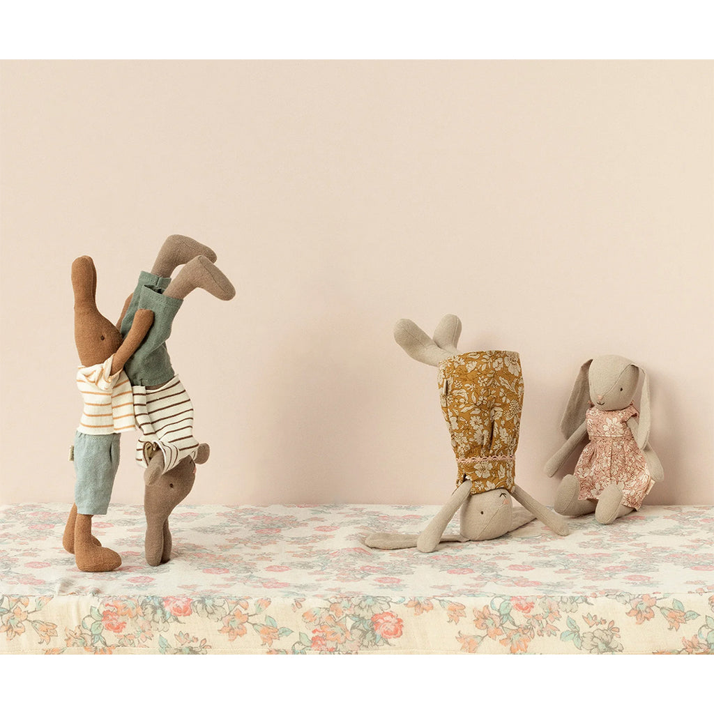 Maileg Hase Größe 1 Schokobraun Gestreifte Bluse und Shorts bei Yay Kids