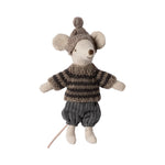 Maileg Wintermaus mit Skiset in Grau, grosser Bruder bei Yay Kids
