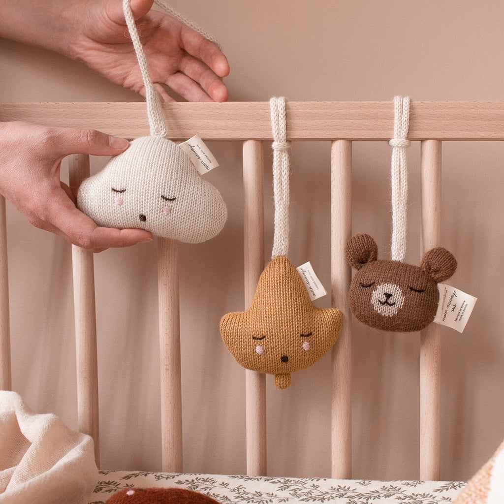 Main Sauvage gestrickte Spielbogen Rassel Eisbär Sand bei Yay Kids