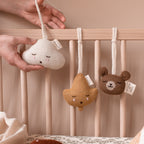 Main Sauvage gestrickte Spielbogen Rassel Eisbär Sand bei Yay Kids