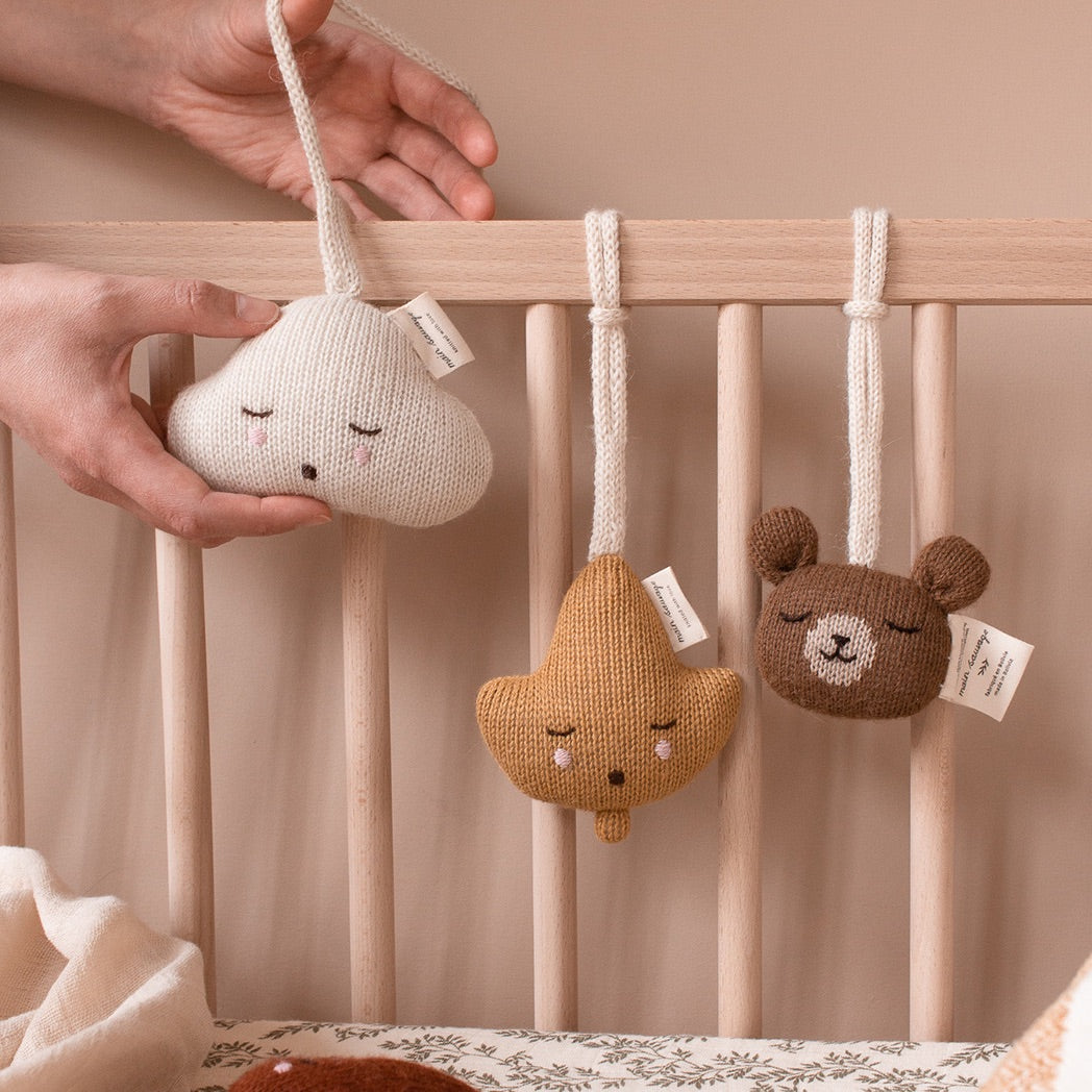 Main Sauvage gestrickte Spielbogen Rassel Eisbär Sand bei Yay Kids