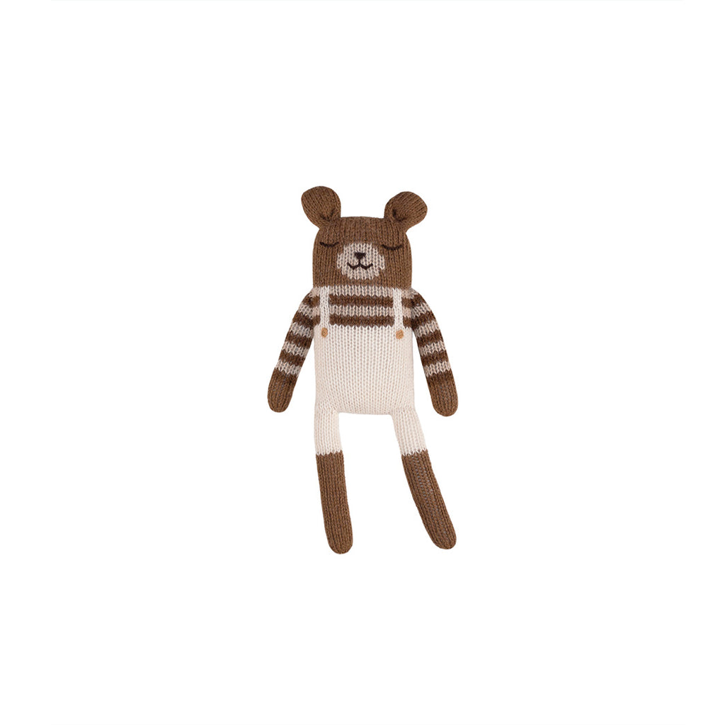 Main Sauvage gestrickter Teddy mit weisser Latzhose bei Yay Kids