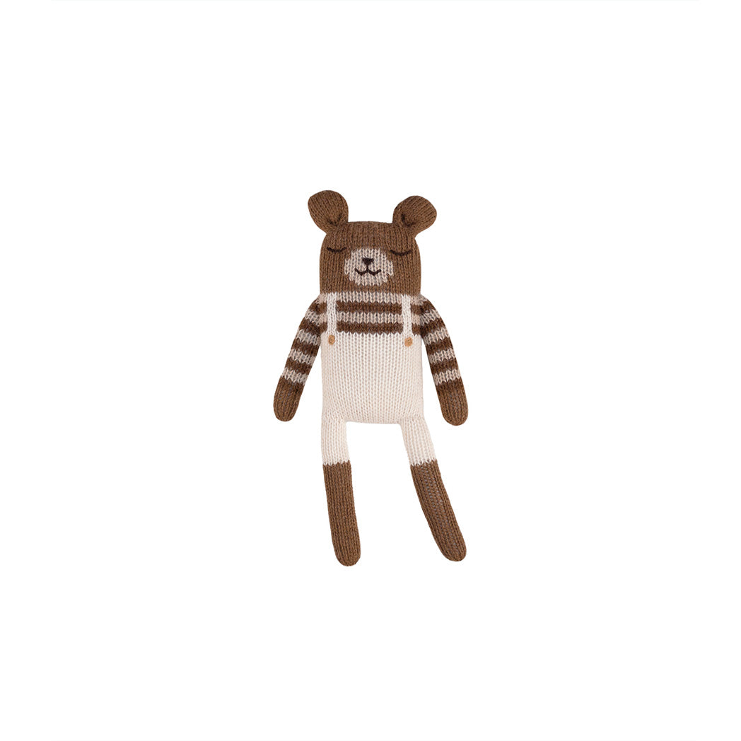 Main Sauvage gestrickter Teddy mit weisser Latzhose bei Yay Kids