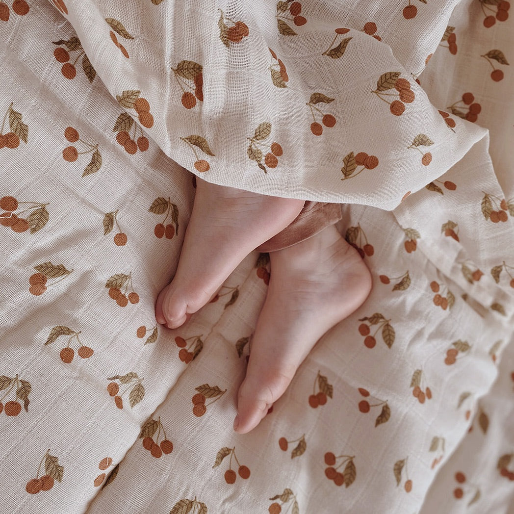 Main Sauvage Muslin Cloth Cherry 70x70 cm bei Yay Kids