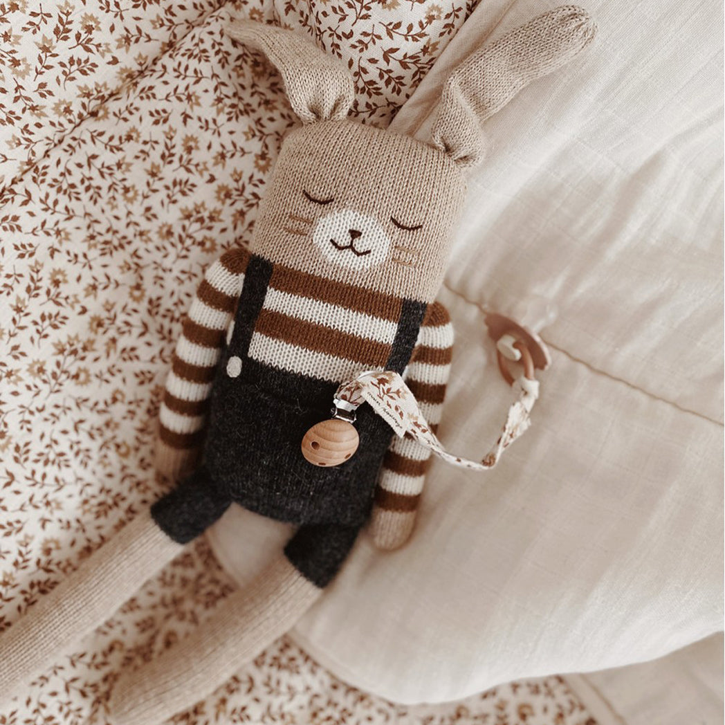 Main Sauvage gestrickter Hase Big Bunny Black Overalls bei Yay Kids