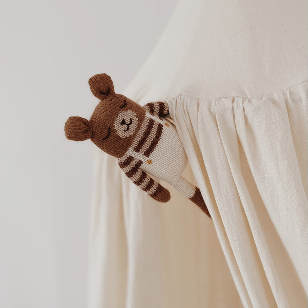 Main Sauvage gestrickter Teddy mit weisser Latzhose bei Yay Kids