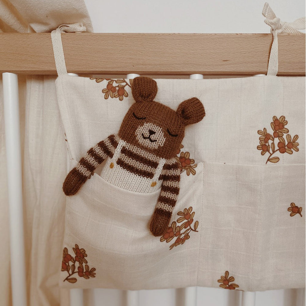 Main Sauvage gestrickter Teddy mit weisser Latzhose bei Yay Kids