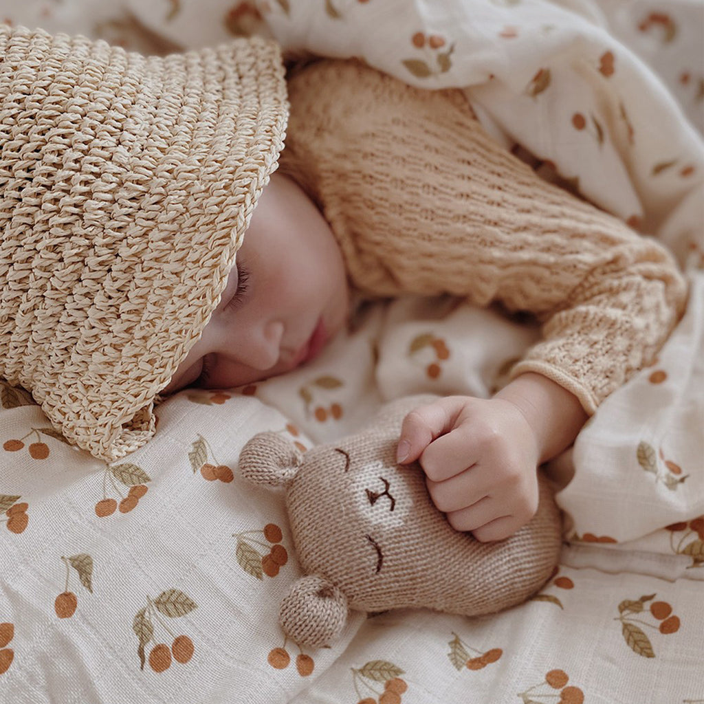 Main Sauvage gestrickte Baby Rassel Teddy Sand bei Yay Kids