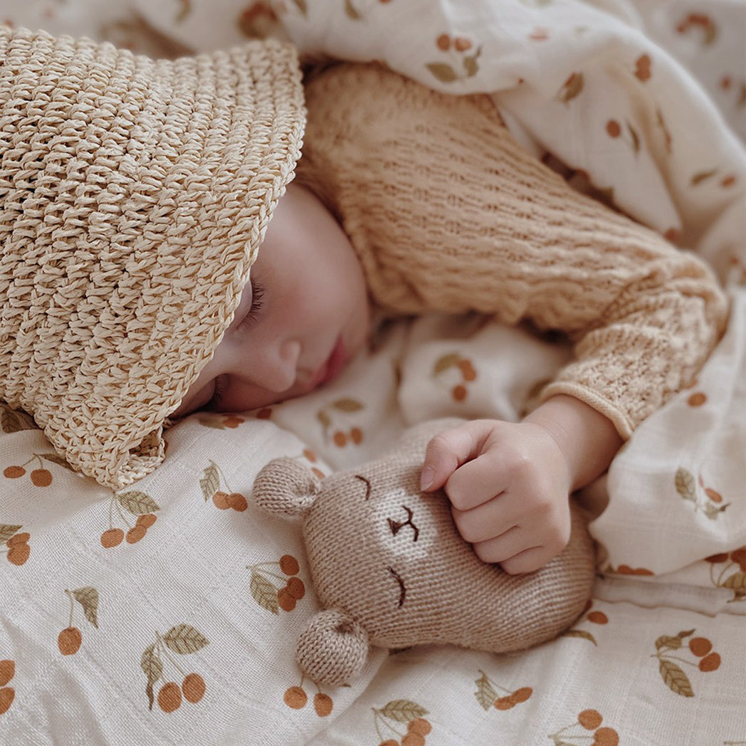 Main Sauvage gestrickte Baby Rassel Teddy Sand bei Yay Kids